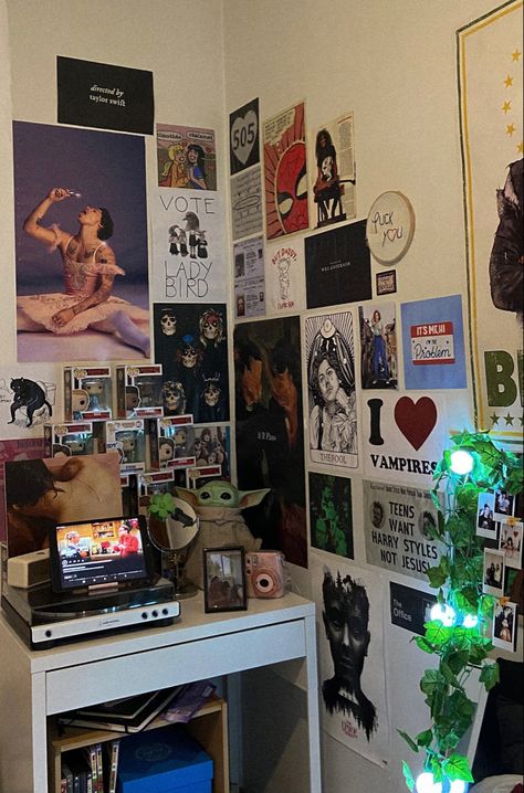 Walls with several posters Wall Filler Ideas Bedroom, Fangirl Room Ideas, Fangirl Bedroom Aesthetic, Fangirl Room Aesthetic, Busy Bedroom, Fangirl Bedroom, Fangirl Room, Photo Walls Bedroom, Photo Walls