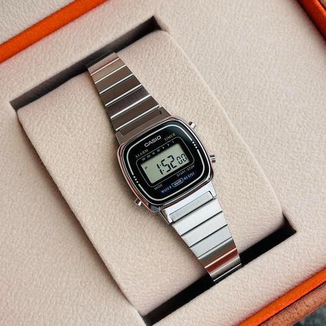 Casio Vintage Watch Woman Silver, Casio La670, Casio Silver Watch, Casio Watch Aesthetic, Vintage Casio Watch, Apple Watch Fitness, Casio Vintage Watch, Masculine Jewelry, Casio Vintage