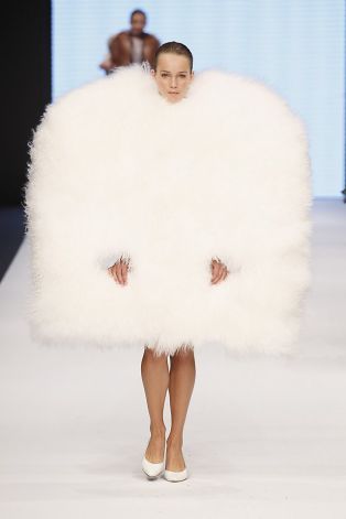 This one looks like a big snow ball with two little sticks as legs. Lmfao!!! Ugly outfits..I can't stop laughing!!! hahaha! Weird Fashion Trending, Ugly Fashion, Ugly Dresses, Stockholm Fashion Week, Ugly Outfits, Bad Fashion, Fashion Creator, 2016 Fashion Trends, Funny Fashion