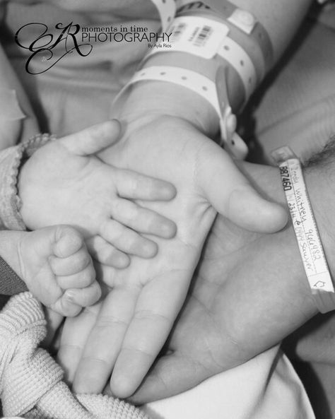 Must have this!! Parents and sibling hands at hospital. Hospital Pics, Baby Mommy, Sibling Pictures, Hospital Photography, Hospital Pictures, Sibling Photos, Birth Photos, Newborn Pics, Hospital Photos