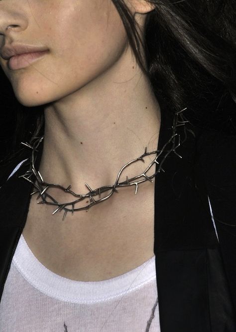 Crown of thorns necklace. Can't decide whether this is slightly disrespectful or wicked cool. Silver Things, Crown Of Thorns, Barbed Wire, Jive, Ann Demeulemeester, Soft Grunge, Grunge Style, Bijoux Diy, Dark Fashion