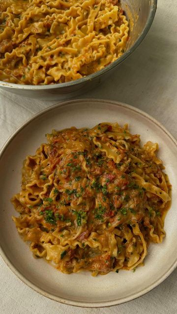 ALFIE STEINER on Instagram: "CARAMELISED ONION + BROWN BUTTER PASTA 🤤  what’s your go-to midweek meal? my caramelised onion + brown butter malfadine is comforting, quick to make + absolutely delicious. ideal for feeding you, friends + family.   AD| the recipe uses just a handful of ingredients you’ll probably have already. the key is to brown your butter - my go to is @flora_family_uki salted. creamy + rich, it caramelises your onions to perfection. it’s also made from natural ingredients.  add garlic, sun dried tomatoes, cream + a few other bits, then that’s it! my full recipe can be found below - so enjoy + let me know if you give a go 👇  INGREDIENTS (serves 4)  320g pasta of choice - I used malfadine (+ pasta water) 2 large brown onions 4 garlic cloves 280g sun dried tomatoes 30g fres Caramelised Onion Pasta, Malfadine Pasta, Brown Butter Pasta, Caramalised Onions, Onion Pasta, Caramelised Onion, Carmelized Onions, Pasta Party, Pasta Water