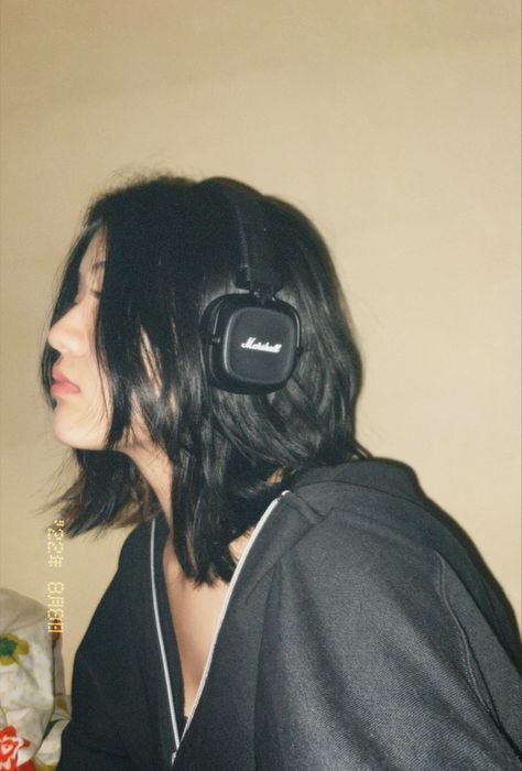 Revenge Selfie, Marshall Major Iv Aesthetic, Wednesday Fits, Marshall Major Iv, Fashion Headphones, Marshall Headphones, Marshall Major, Headphone Fashion, Girl With Headphones