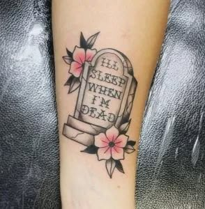 Tombstone Designs Tattoo, Cute Tombstone Tattoo, Traditional Grave Stone Tattoo, Mortality Artwork, Mortality Tattoo, Tombstone Tattoo Design, Headstone Tattoo Ideas, Mi Vida Tattoo, Head Stone Tattoo