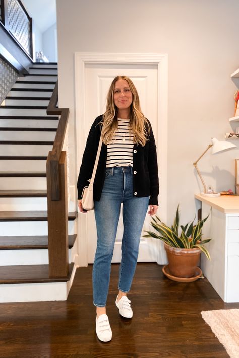 Casual White Sneakers Outfit, Black Striped Shirt Outfit, Striped Tshirt Outfits, Black Jeans Outfit Casual, Stripe Cardigan Outfit, White Striped Shirt Outfit, Black Cardigan Outfit, Tshirt And Jeans, Outfits With Striped Shirts