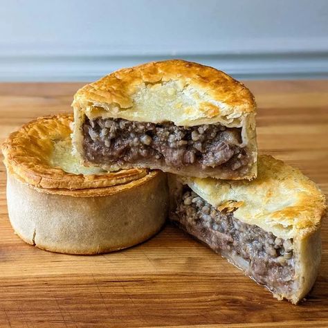 Scotch pies made with haggis - traditional Scottish foods Traditional Scottish Food, Tattie Scones, Steak Pie, Scottish Breakfast, Simply Potatoes, Meat Pies, Curry Spices, Bbc Food, Brown Sauce