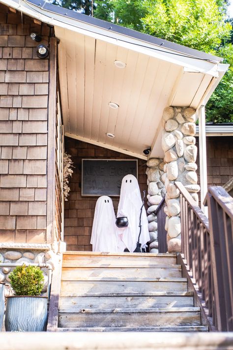 Halloween Booth, Diy Tomato Cage, Trick Or Treat Candy, Pumpkin Bucket, Ghost Diy, Spooky Fall, Cute Ghosts, Trick Or Treaters, Tomato Cages