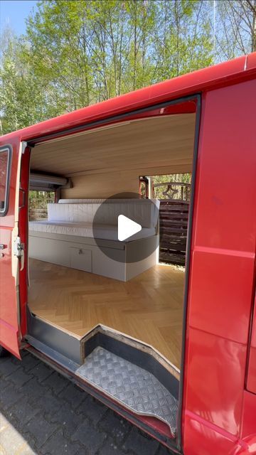 DIY Campervan | Van Ausbau on Instagram: "Heute zeige ich euch im Schnelldurchlauf, wie ich das 2-in-1 Bett-Sofa für den Verlosungs-Campervan gebaut habe. 🙌  Dass man fünf Tage Arbeit nicht vollständig in weniger als einer Minute wiedergeben kann sollte klar sein, ein paar Zwischenschritte fehlen da durchaus. 😄 Ausführlich ist das ganze bereits auf YouTube online - ist in meinem Profil verlinkt! 😊  Werbung: Alle Unterbau-Platten, die ich für das Bett benutzt habe, sind 12 mm rohe Leichtbau-Multiplex-Platten von @epicply und die Sichtplatten sind die 16 mm Platten mit dem HPL-Furnier „grau extrem matt“. Einfacher kann ein Van-Ausbau nicht hochwertig aussehen, als mit diesen wunderschönen und gleichzeitig stabilen und leichten Platten.👌😍 Mit dem Rabattcode Dennis10 gibt es noch bis zum Diy Camper Van, Diy Sofa Bed, Van Bed, Camper Beds, Diy Campervan, Light Sofa, Vw Crafter, Volkswagen Transporter, Diy Camper