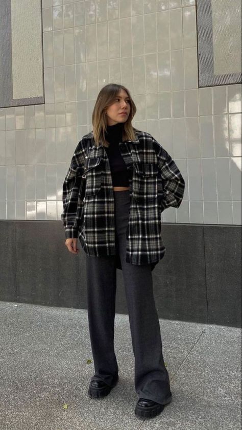 Futch Style, Grunge 2023, Alternative Street Style, Cosmetologist Outfit, Cool Fall Outfits, Fall Outfits Aesthetic, Outfits Simple, Outfits Con Jeans, Aesthetic Girly