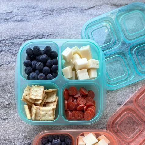 Lunchboxmafia • Jenny on Instagram: "These snack boxes are perfect for ⤵️ Toddler lunchable Teen snacks Road trip grub Car line munchies…. whatever works for YOU. And who wouldn’t love this combo? ⤵️ ~ 🍕Pepperoni but mini 🥰 🧀 Mozzarella 🥖 Crackers 🫐 < insert favorite berries here > ~ My daughter (teen) LOVED this box with some mango and apples for lunch✌🏽 Items are linked in stories for you 😘 #lunchboxmafia #easylunchboxes #snacks #lunch #luncubox #lunchable #pepperoni #mozzarella #cheese 4 Compartment Snack Ideas, Snack Box Ideas For Kids, Snack Box Ideas For Adults, Homemade Road Trip Snacks, Road Trip Lunch Ideas, Teen Snacks, Snacks Road Trip, Snack Box Ideas, Kids Snack Box