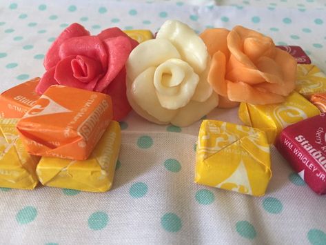 DIY Starburst Flowers: Your Own Candy Bouquet Flower Themed Treats, Diy Candy Flowers, Edible Bouquet Ideas, Candy Flowers For Cakes, Candy Roses Diy, Edible Bouquets Diy, Candy Flowers Diy, Candied Edible Flowers, Starburst Flowers