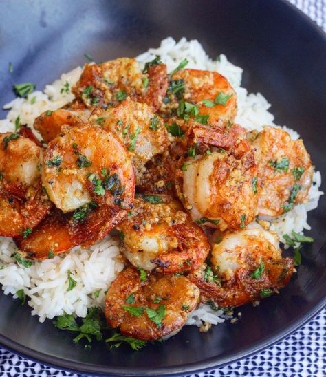 Hawaiian Garlic Shrimp - Ev's Eats #shrimprecipes Hawaiian Garlic Shrimp, Berbuka Puasa, Shrimp And Rice, Shrimp Recipes For Dinner, Shrimp Recipes Easy, Pescatarian Recipes, Shrimp Dishes, Hawaiian Food, Garlic Shrimp