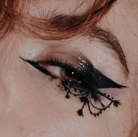 Design Eyeliner, Eyeliner Makeup Ideas, Eyeliner Design, Makeup Emo, Eyeliner Types, Goth Eye Makeup, Vampire Bride, Eyeliner Designs, Punk Makeup