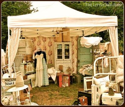 Shabby Chic market booth.......looks fabulous. Great items to use for decorating. Vintage Market Booth, Wallpaper Backdrop, Flea Market Booth, Vintage Booth, Stand Feria, Market Booth, Shop Displays, Antique Booth, Craft Fairs Booth