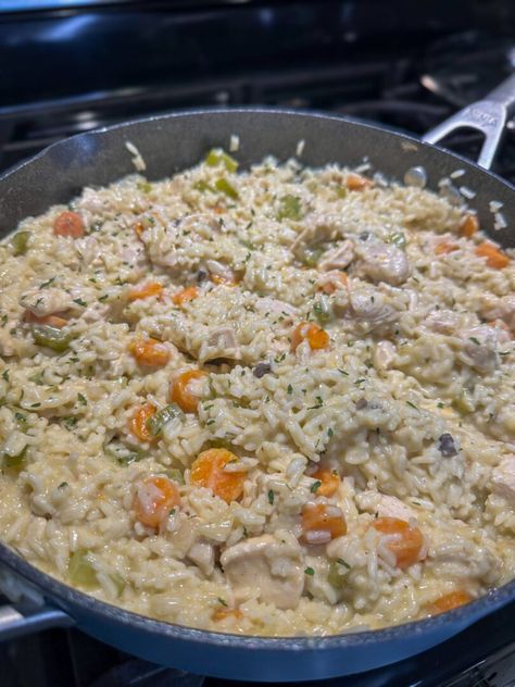 One Pot Chicken & Rice One Pot Chicken Rice, One Pot Chicken And Rice, Pizza Pasta Recipe, Fluffy Rice, One Pot Chicken, Chicken Meals, Delicious Vegetables, Chicken And Rice, Fall Food