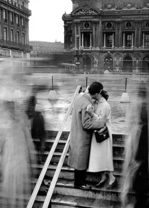 Love in Photography: 16 Sweet Photos That Show 'the Kisses of Robert Doisneau' Robert Frank, Robert Doisneau, Black And White Photograph, Paris Photo, French Photographers, Kissing Couples, Foto Art, Jolie Photo, Black White Photos