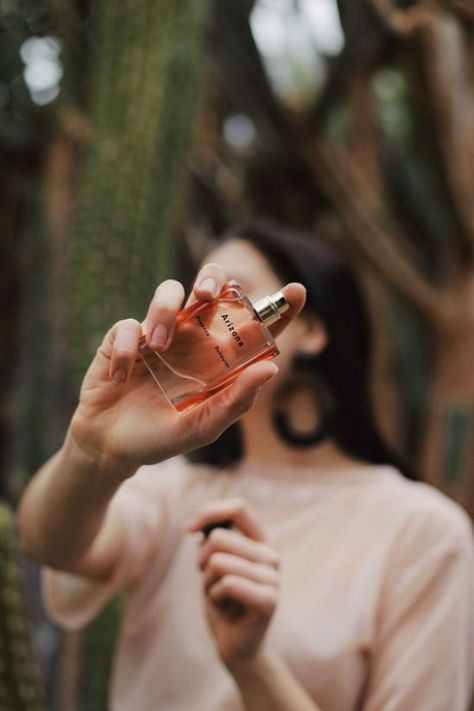 Fragrance Photography, Perfume Art, Skincare Products Photography, Perfume Photography, Hand Photography, Cosmetics Photography, Beauty Photoshoot, Outdoor Shoot, Photoshoot Idea