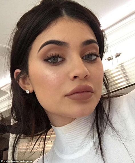 Contacts? Kylie's eyes seemed to be a blue colour, different to her normal brown shade Sister Video, Maquillage Kylie Jenner, Looks Kylie Jenner, Kylie Makeup, Estilo Kylie Jenner, Jenner Makeup, Kim K Style, Kylie Jenner Makeup, Jessie James