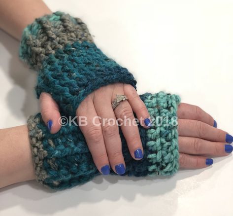 Glove Fashion, Crochet Fingerless Gloves Free Pattern, Bulky Yarn Crochet, Slouchy Hat Crochet Pattern, Crochet Hand Warmers, Chunky Crochet Hat, Chunky Yarn Crochet, Crochet Mitts, Crochet Wrist Warmers