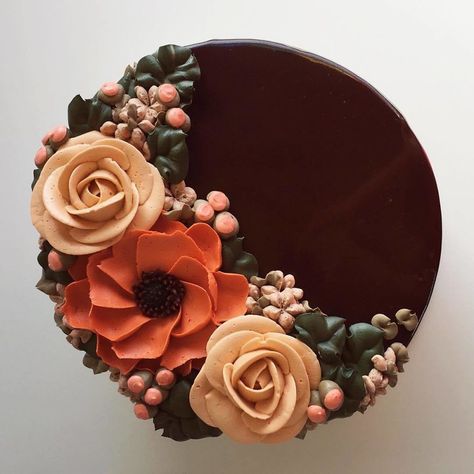 Artist Takes Inspiration From Nature To Make Her Cakes Thanksgiving Cake Ideas, Fall Cakes Decorating, Fall Birthday Cakes, Thanksgiving Cake, Fall Cake Recipes, Chocolate Cake Designs, Thanksgiving Cakes, Buttercream Flower Cake, Simple Cake Designs