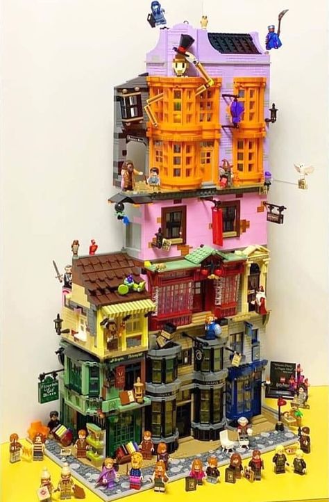 Lego Modular Buildings, Lego Harry Potter Moc, Harry Potter Diagon Alley, Harry Potter Lego Sets, Harry Potter Crochet, Lego Hogwarts, Big Lego, Welcome To Hogwarts, Harry Potter Items