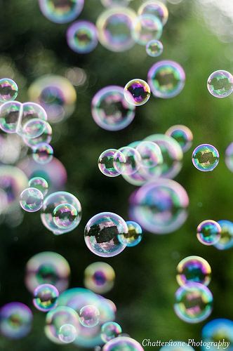 Colorful Bubbles - summer at it's finest. Bubbles Photography, Bubble Drawing, Colorful Bubbles, Bubble Painting, Bubbles Wallpaper, Animals Design, Bubble Art, Blowing Bubbles, Soap Bubbles