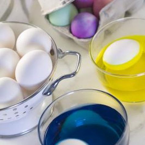 Food coloring can leave stubborn stains on skin. Colored Ice Cubes, Dye Eggs, Scooby Snacks, Natural Food Coloring, Egg Dye, Easter Egg Dye, Easter Basket Diy, Green Food Coloring, Food Dye