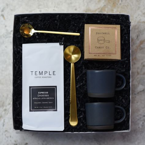 Coffee Gift Box Ideas For Men, Marble Gift Ideas, Coffee Gift Basket Ideas For Men, Coffee Box Gift Ideas, Kit Cafe Presente, Coffee Accessories Gift Ideas, Coffee Gift Basket Ideas, Coffee Gift Ideas, Coffee Gift Set