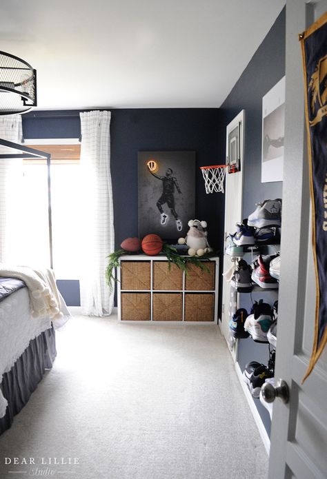 Boys Basketball Room, Sports Room Boys, Boy Sports Bedroom, Basketball Bedroom, Basketball Room, Teenager Bedroom Boy, Teenage Boy Room, Boys Room Design, Sport Bedroom