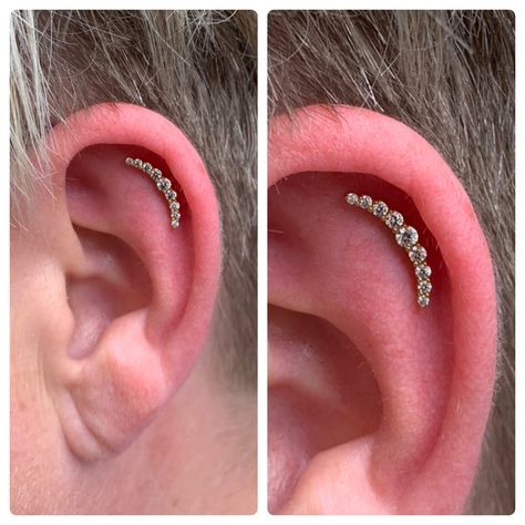 Elsker at lave ørepiercinger, da ikke ét øre “krøller” ens 😍 Her en fin cluster, lavet i frihånd i en Helix 😍 Ses i dag 10-18 😍 ❣️98121079❣️ Piercing Designs, Industrial Piercing Jewelry, Flat Piercing, Piercing Jewellery, Industrial Piercing, Ear Pins, Ear Stack, Body Modifications, Fancy Jewelry