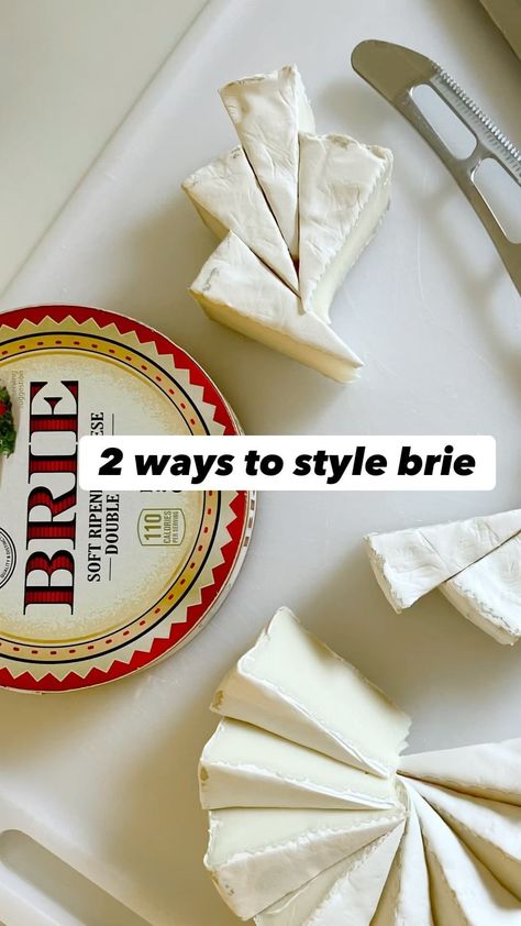 Brie Cheese Design, Cheeseplate Cheese Boards, Brie Cheese Charcuterie Board, Brie Charcuterie Board Ideas, Brie On Charcuterie Board, Charcuterie Board Brie, Charcuterie Board With Brie, Brie Charcuterie Board, Simple Cheese Platter