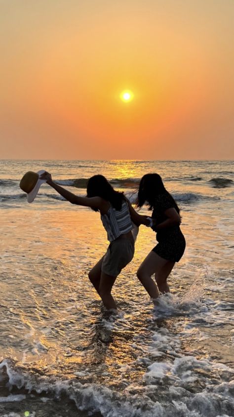 Indian Beach Aesthetic, Compass Wallpaper, Sunset Beach Pictures, Nandi Hills, Beachy Outfits, Sky Photography Nature, Snapchat Picture, Cute Friend Photos, Classy Photography