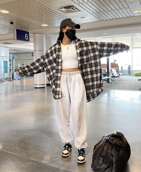 Kpop Flannel Outfit, Tomboy Airport Outfit, Airport Aesthetic Outfit Winter, Airport Look Aesthetic, Airplain Outfit, Neutral Airport Outfit, Grunge Airport Outfit, Cute Airport Fits Summer, Casual Airport Outfit Comfy