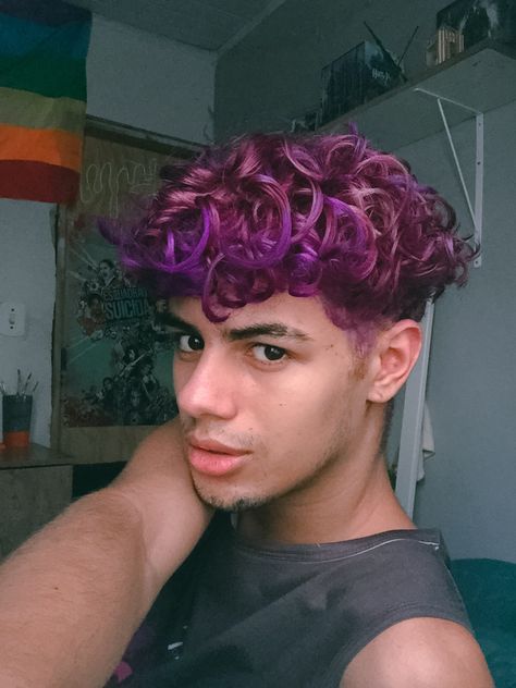 garoto com cabelo roxo Purple Hair Guy, Men Purple Hair, Curly Purple Hair, Shirt Curly Hair, Long Curly Hair Men, Male Haircuts Curly, Magenta Hair, Brown Hair Men, Dark Purple Hair