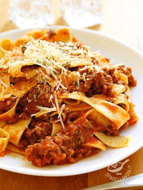 Pappardelle con salsiccia e funghi: ecco un primo piatto veramente da buongustai che amano i sapori semplici della tavola. Imperdibile e indimenticabile! Beef Bolognese, Sausage Ragu, Pork Ragu, Ragu Recipe, Pappardelle Pasta, Fettuccine Alfredo, Pasta Fresca, Noodle Recipes, Italian Dishes