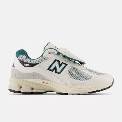 Sneakers in Style for Spring Summer 2023 - Brunette from Wall Street Green New Balance, 2000 Year, Sneaker New Balance, Zapatillas New Balance, New Balance 2002r, White Reebok, Mens Lifestyle, Warm Spring, New Balance Sneakers