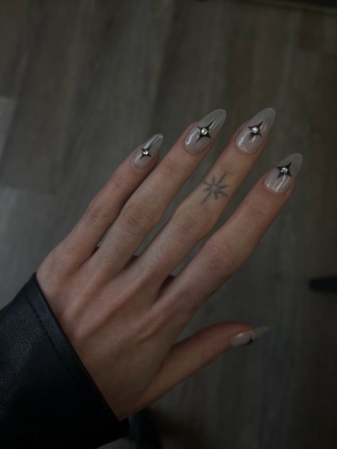 Nails With Jewels Simple, Four Point Star Nails, 4 Point Star Nails, Star Nails With Gems, Gems On Nails Simple, Nail Gem Art, Silver Nails With Gems, Pearl Nails Black, Simple Nail Art Black