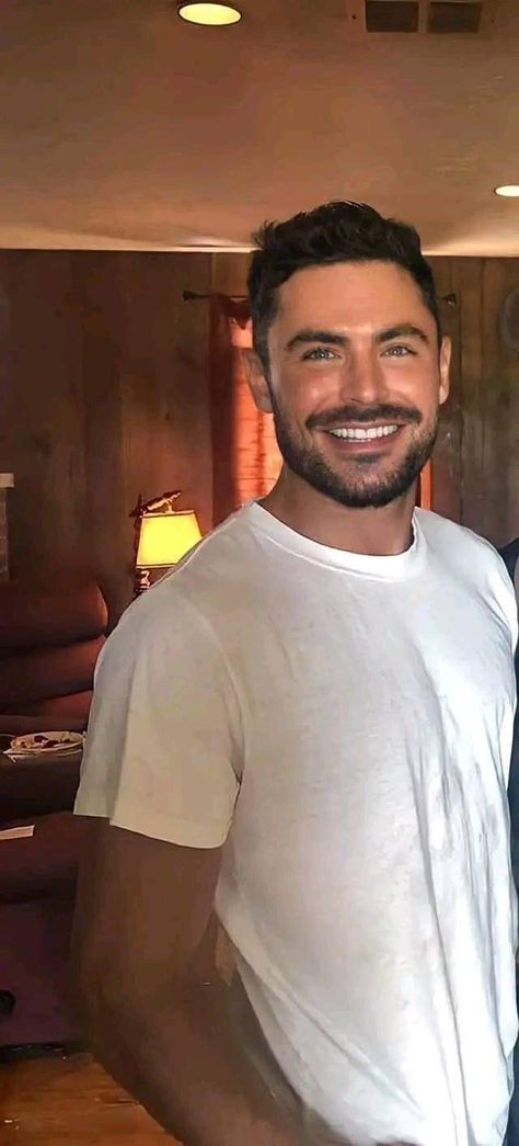 Pretend Boyfriend Pictures, Zac Efron 2022, Zac Efron Eyes, Zac Efron Haircut, Zac Efron Beard, Zac Efron Wallpaper, Dylan Efron, Zac Efron Style, Zac Efron Pictures