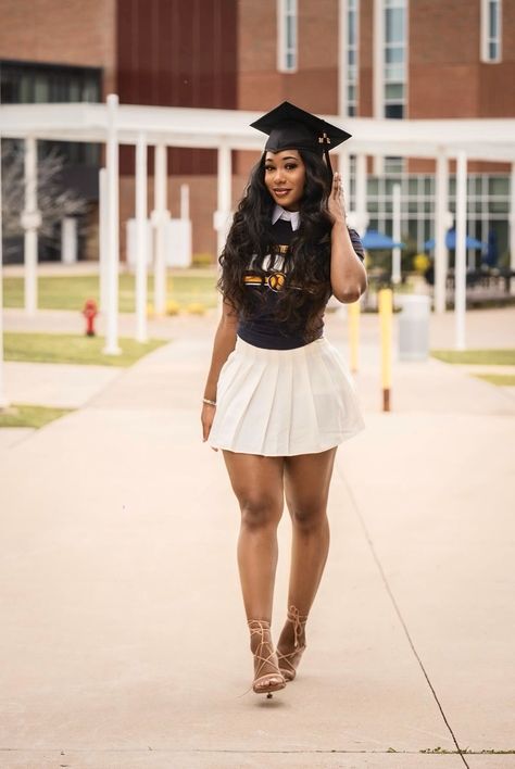 Grad Pics Outfits, Pleated Skirt Graduation Pictures, Graduation Outfit Skirt, Skirt Graduation Outfit, College Grad Outfit Ideas, Graduation Skirt Outfit, Graduation Outfits Black Women, Graduation Outfit Black Women, College Graduation Pictures Outfits