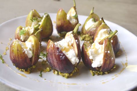 This elegant recipe is incredibly easy to make. Wow your pallet with the jammy flavor of figs, soft and creamy texture of ricotta cheese, nutiness of crushed pistachios, all topped with a drizzle of sweet, local honey. Chicken And Ricotta, Stuffed Figs, Fig Appetizer, Holiday Dinner Menu, Slow Carb Diet, Ricotta Recipes, Fig Recipes, Local Honey, Half Baked Harvest