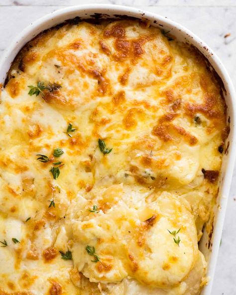 Potatoes au gratin (Dauphinoise Potatoes) fresh out of the oven, ready to be served Augratin Potatoes, Potato Au Gratin, Dauphinoise Potatoes, Potatoes Dauphinoise, Au Gratin Recipes, Recipetin Eats, Recipe Tin, Potatoes Au Gratin, Potato Gratin