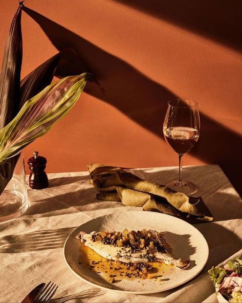 Golden evening tones 🥰 Food Photography Inspiration, Food Drink Photography, Prop Styling, Food Photography Styling, Photo Styling, Still Life Photography, Food Design, Food Styling, Fine Dining