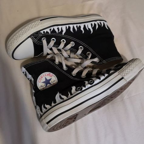 Bleached Converse Design, Bleach Shoes Ideas, Converse Designs Diy, Fancy Converse, Bleached Converse, Converse Painting, Converse Ideas, Alt Shoes, Cute Converse Shoes