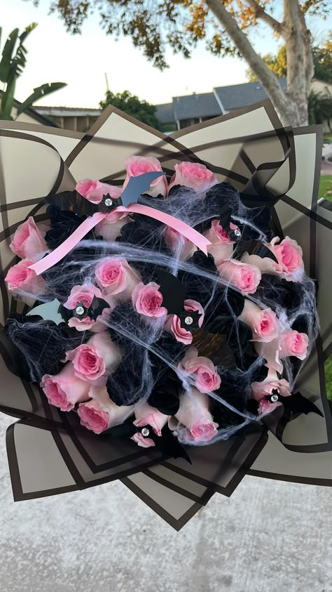 Pink Spooky Basket, Spooky Ramos, Couple Wishes, Spooky Bouquet, Halloween Bouquet, Prom Flowers Bouquet, Halloween Roses, Mexican Invitations, Ribbon Rose Bouquets