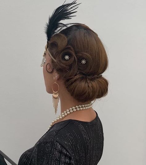 1920s Hairstyles For Long Hair Updo, 20s Updos For Long Hair, Hairstyles 1920s Gatsby, 20s Hairstyles Long Hair, 1920s Side Bun, How To 1920s Hairstyles For Long Hair, 1920s Bun Hairstyle, 1920s Hair Updo Gatsby, 1920s Headband Hairstyle