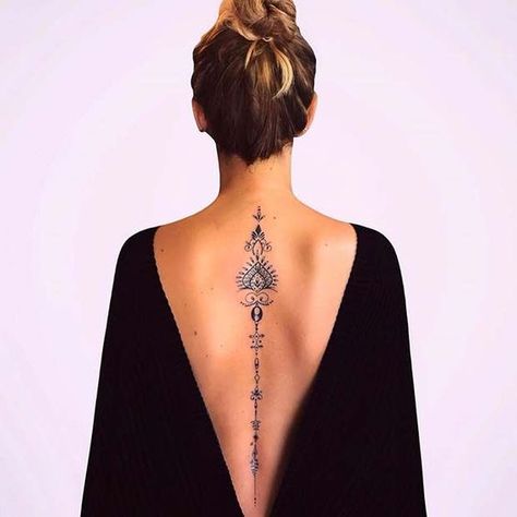 Tatouage dos : ces inspirations repérées sur Pinterest vous feront craquer ! Tato Mandala, Flame Quotes, Back Tattoo Women Spine, Tattoo Placements, Unalome Tattoo, Muster Tattoos, Spine Tattoos For Women, Lace Tattoo, Back Tattoo Women