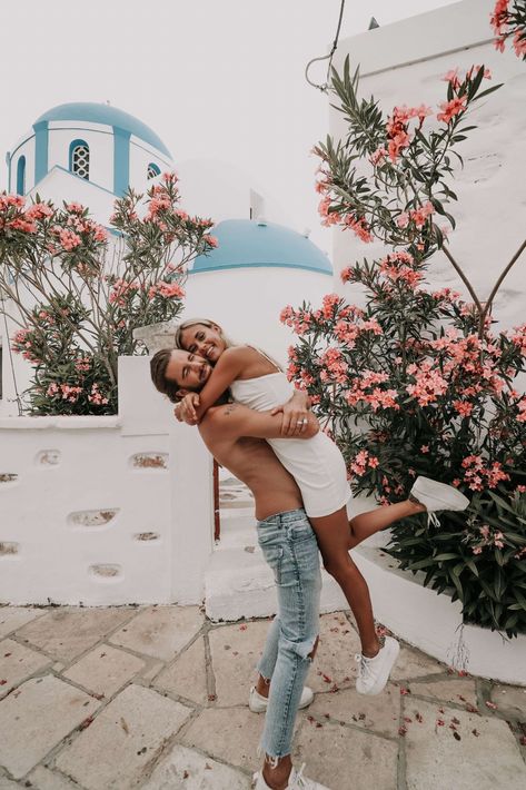 Couple Travel Photos, Couple Inspiration, Greece Itinerary, Travel Pose, Travel Greece, Couples Vacation, Fotos Goals, Travel Pictures Poses, One Picture