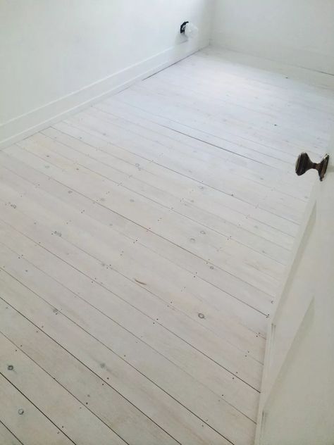 Rustic White Bedroom, Wood Bathroom Floor, Whitewashed Floorboards, White Wash Wood Floors, White Floorboards, Painted Floorboards, White Wooden Floor, White Washed Floors, Painted Wood Floors