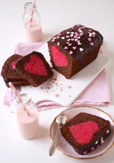 Cake surprise cœur (St Valentin) - Anne-Sophie - Fashion Cooking Cake Surprise, Cake Chocolat, Pistachio Cake, Bowl Cake, Valentine Desserts, Valentine Cake, Valentines Food, Banana Recipes, St Valentin