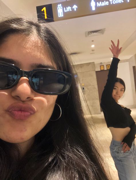 friends, bestfriends, goofy, photo ideas, aesthetic, fun, black, vsco, fashion, inspo, weird Goofy Pics With Friends, Goofy Friends Aesthetic, Goofy Girl Aesthetic, Goofy Selfies, Vsco Fashion, Funny Friend Pictures, Photo Ideas Aesthetic, Funny Photos Ideas, Funny Sunglasses